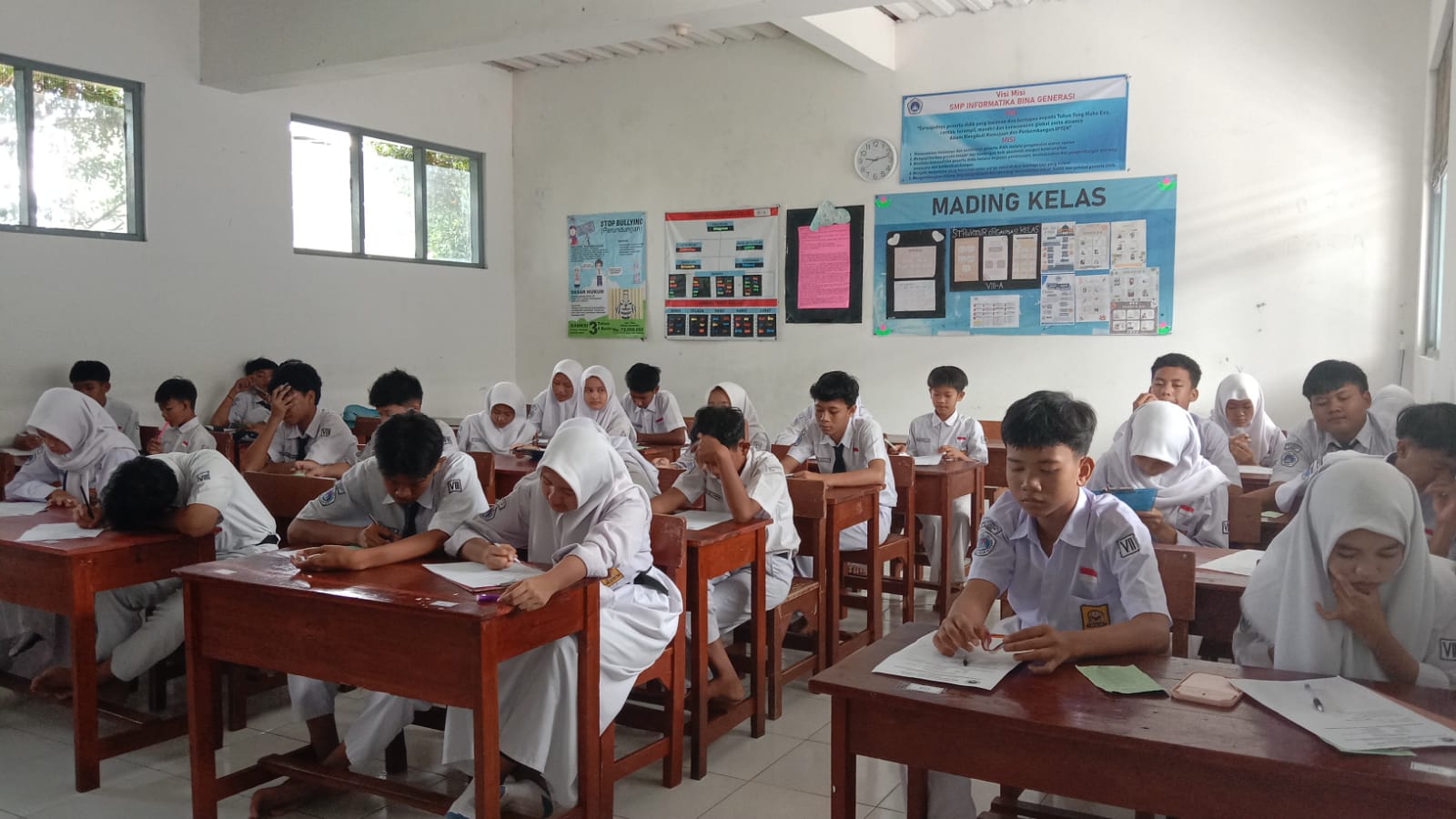 Siswa melaksanakan penilaian Sumatif Tengah Semester (STS).